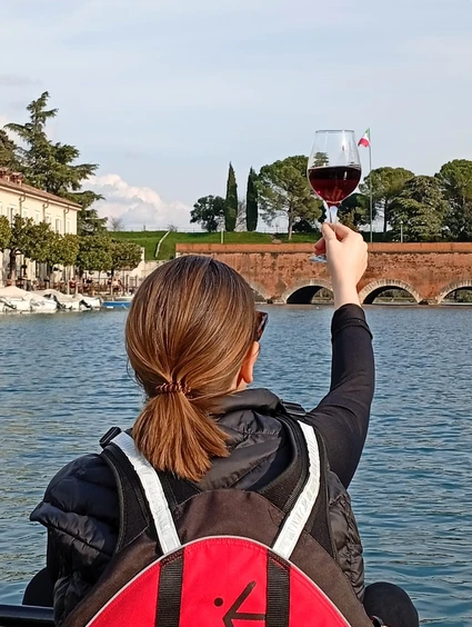 Aperitivo in Canoa a Peschiera del Garda: Tour tra le Mura UNESCO 4